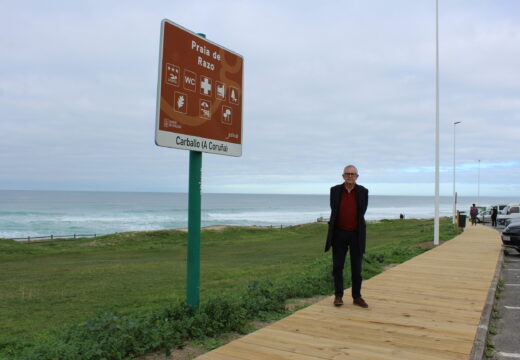 Renovada por completo a pasarela de madeira que se estende ao longo de 600 metros polo borde litoral de Razo